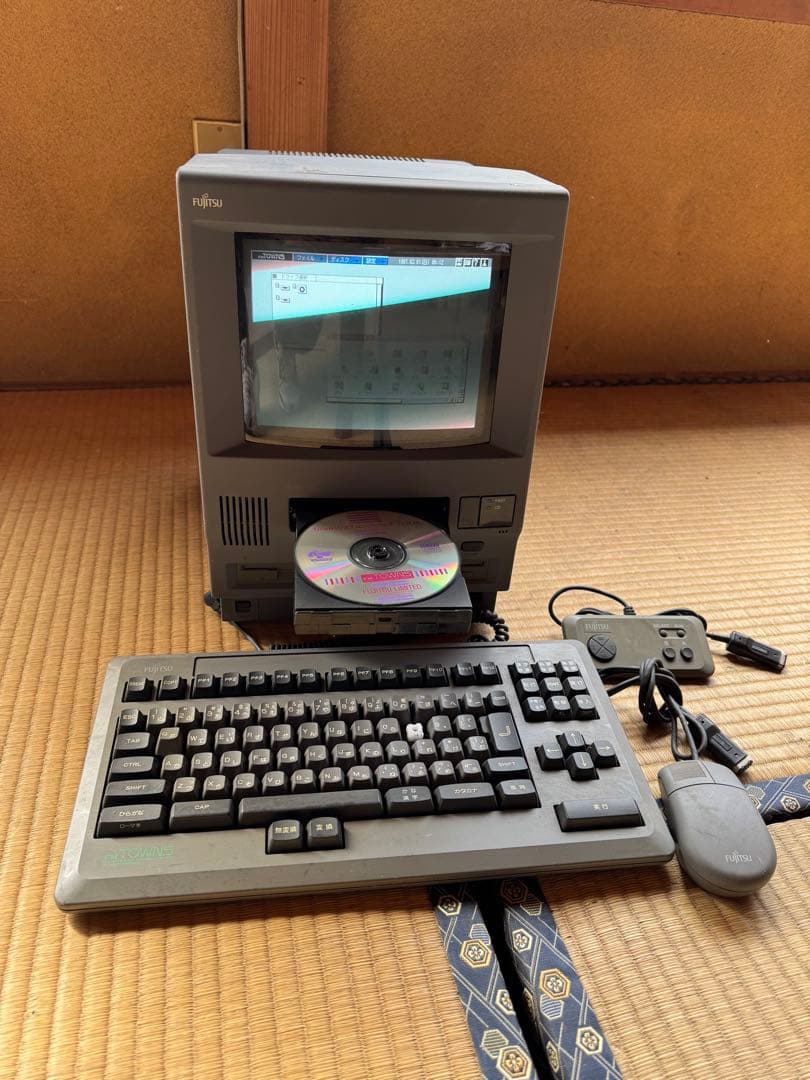 リ*ス様 富士通 FM TOWNS II UR20 本体(動作済)と関連本 - メルカリ