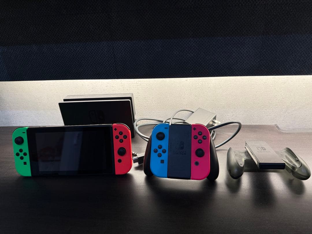 Nintendo Switch 本体 赤／青 Joy-Con付き【背面指紋跡有】 Nintendo Switch 本体 赤／青 Joy-Con付き【背面指紋跡有】 - メルカリ