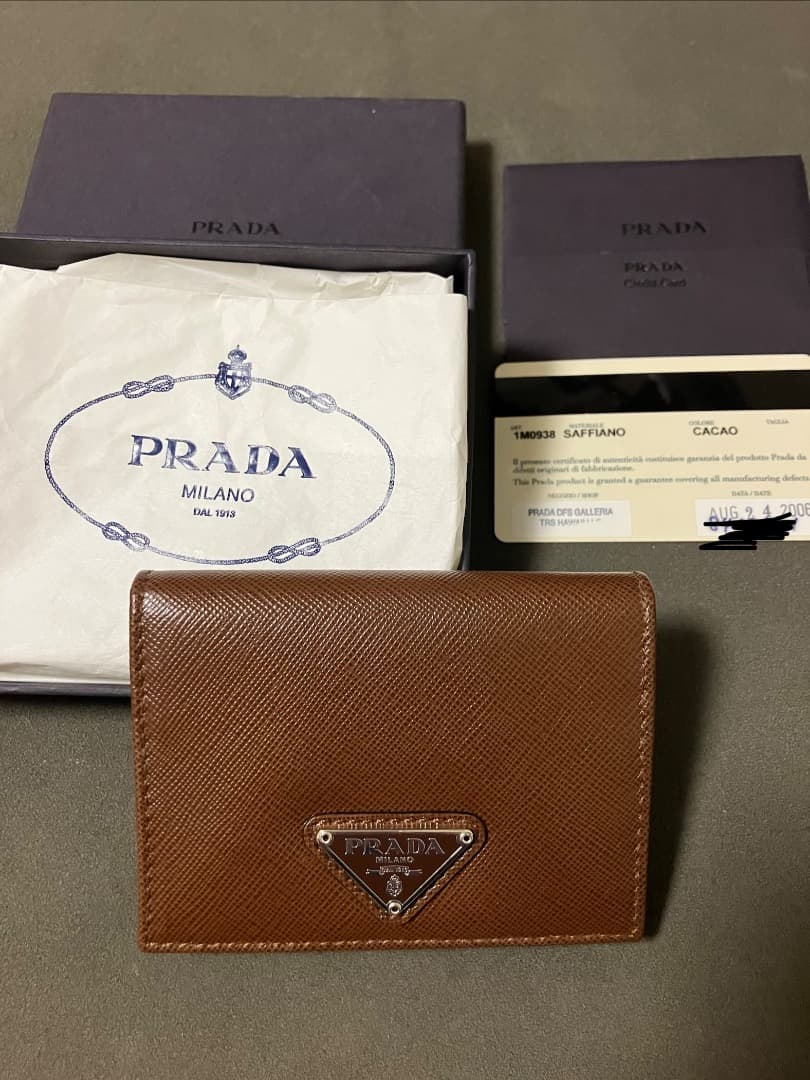 カイト様専用】PRADAカードケース CACAO 未使用 箱 ギャラ付き - メルカリ