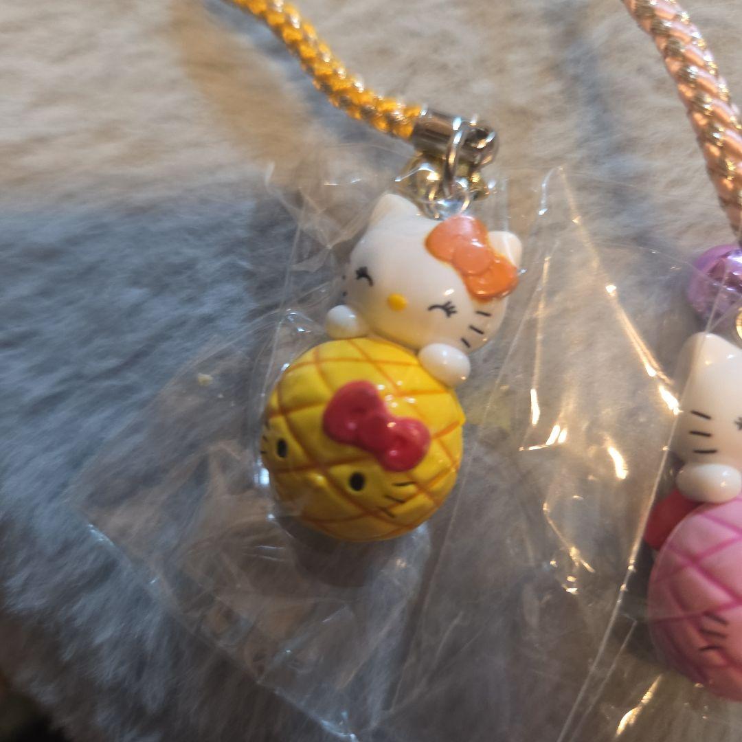 ご当地キティ メロンパンバージョン 3種類 - メルカリ