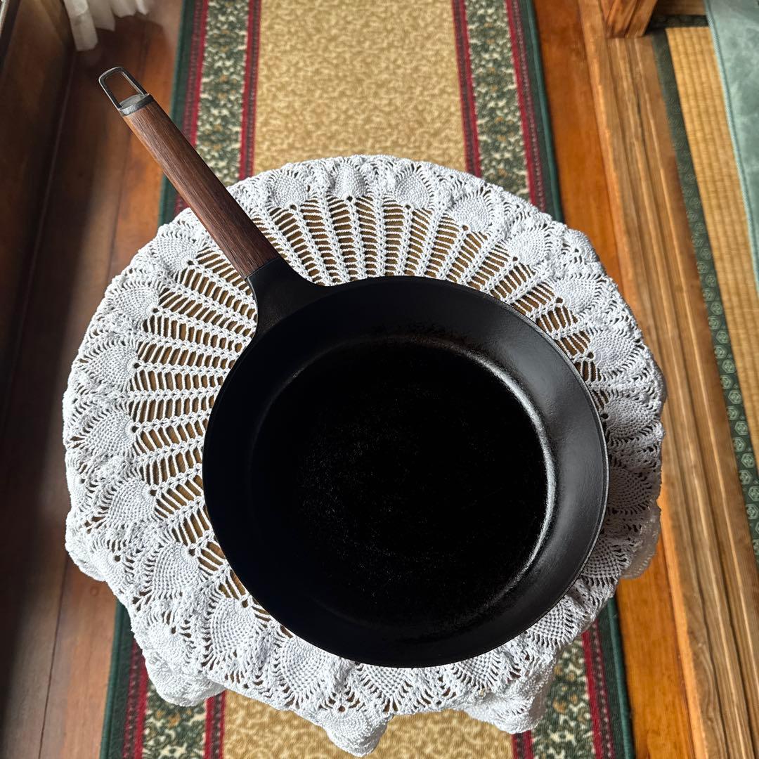 パーミュキラ 鋳鉄製フライパン 木製ハンドル ウォルナット パーミュキラ 鋳鉄製フライパン 木製ハンドル ウォルナット