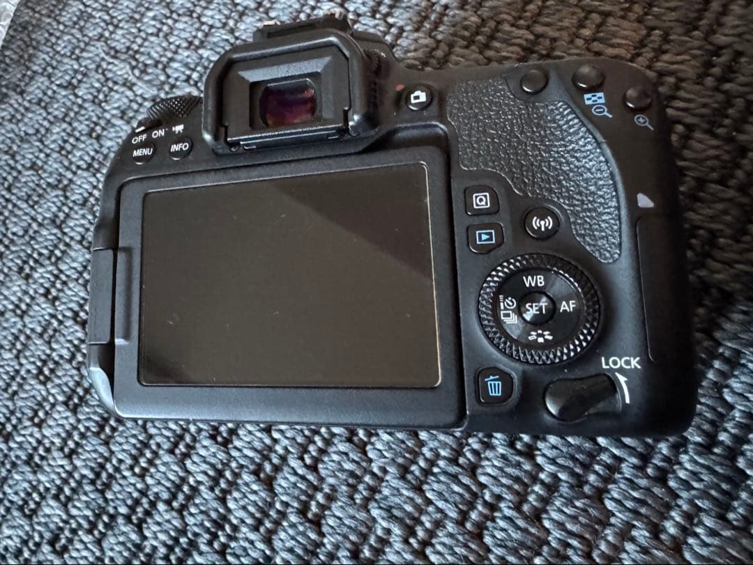 Canon EOS 9000D + EF-S 18-135mm(レンズはオマケ)