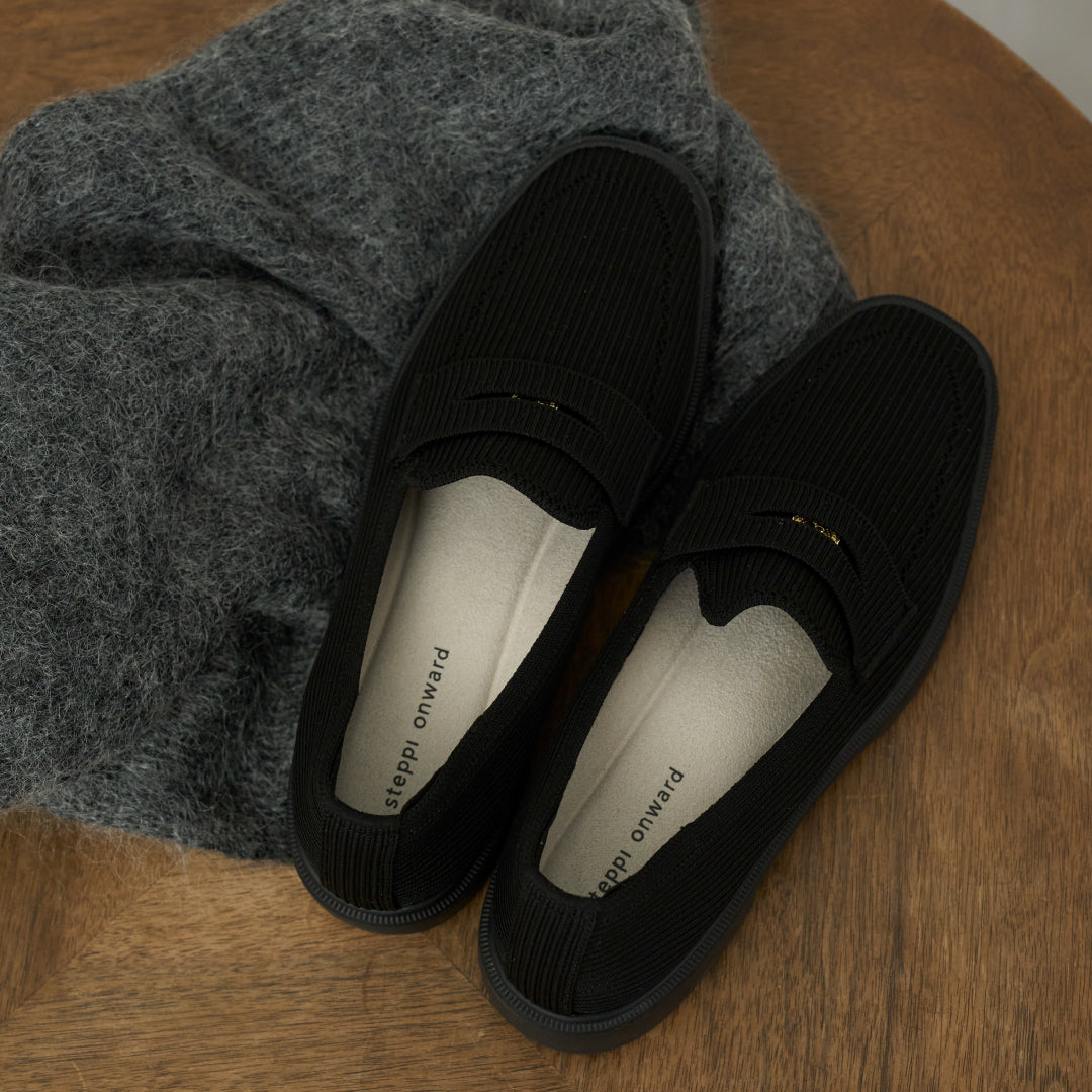 冬コーデが洗練される ステッピの「ニットローファー」 – steppi