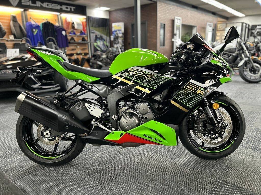 2022 Kawasaki Ninja® ZX -6R Metallic Matte Twilight Blue/Metallic