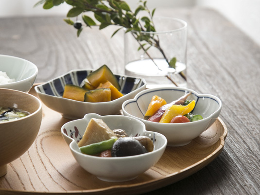 みのりの小鉢 木瓜小鉢 染付ふちどり -絶妙なサイズ感で、目にも楽しい