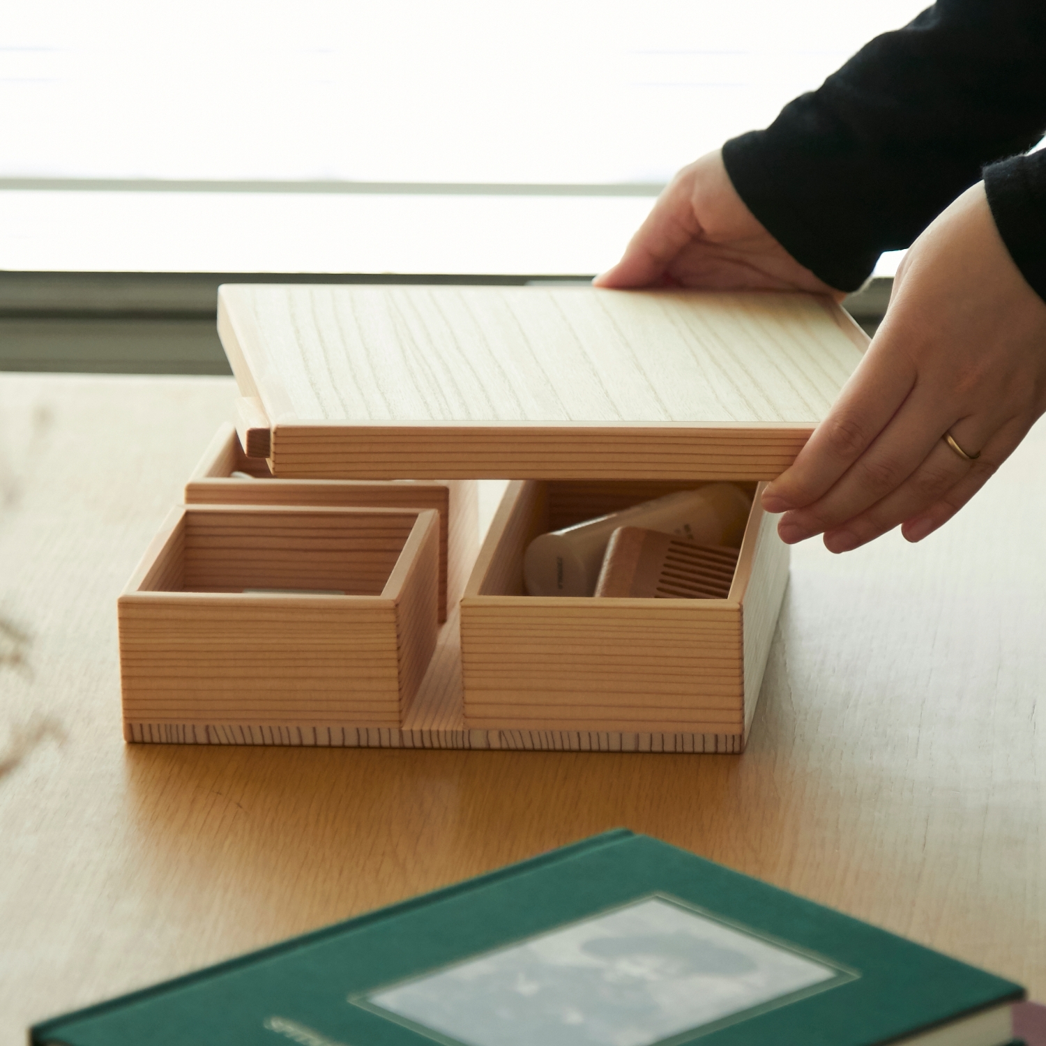 増田桐箱店/ミラーボックス -これ一つで好きな場所を身支度スペースに