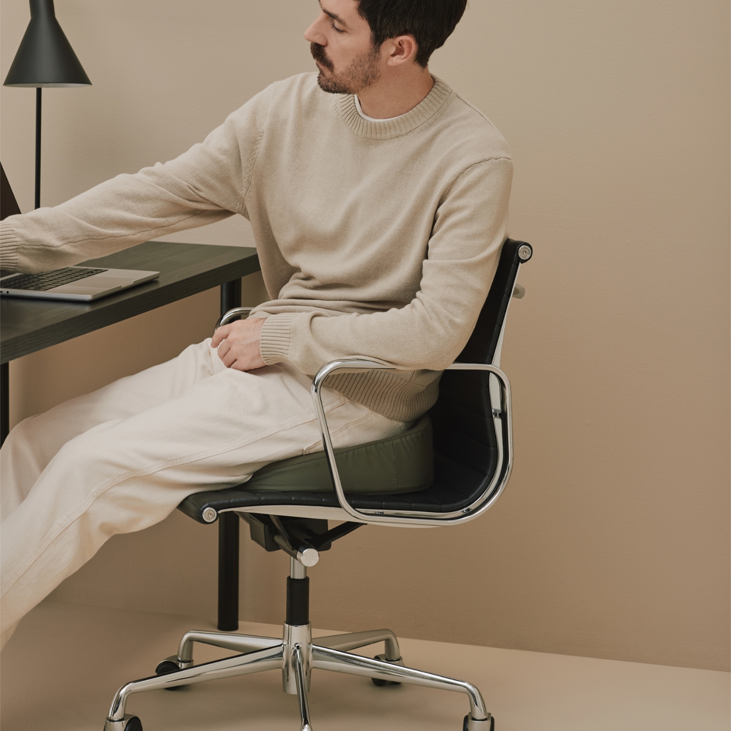 ＆MEDICAL/KURA SEAT W -自然と綺麗な姿勢を保てる、馬の鞍から着想を