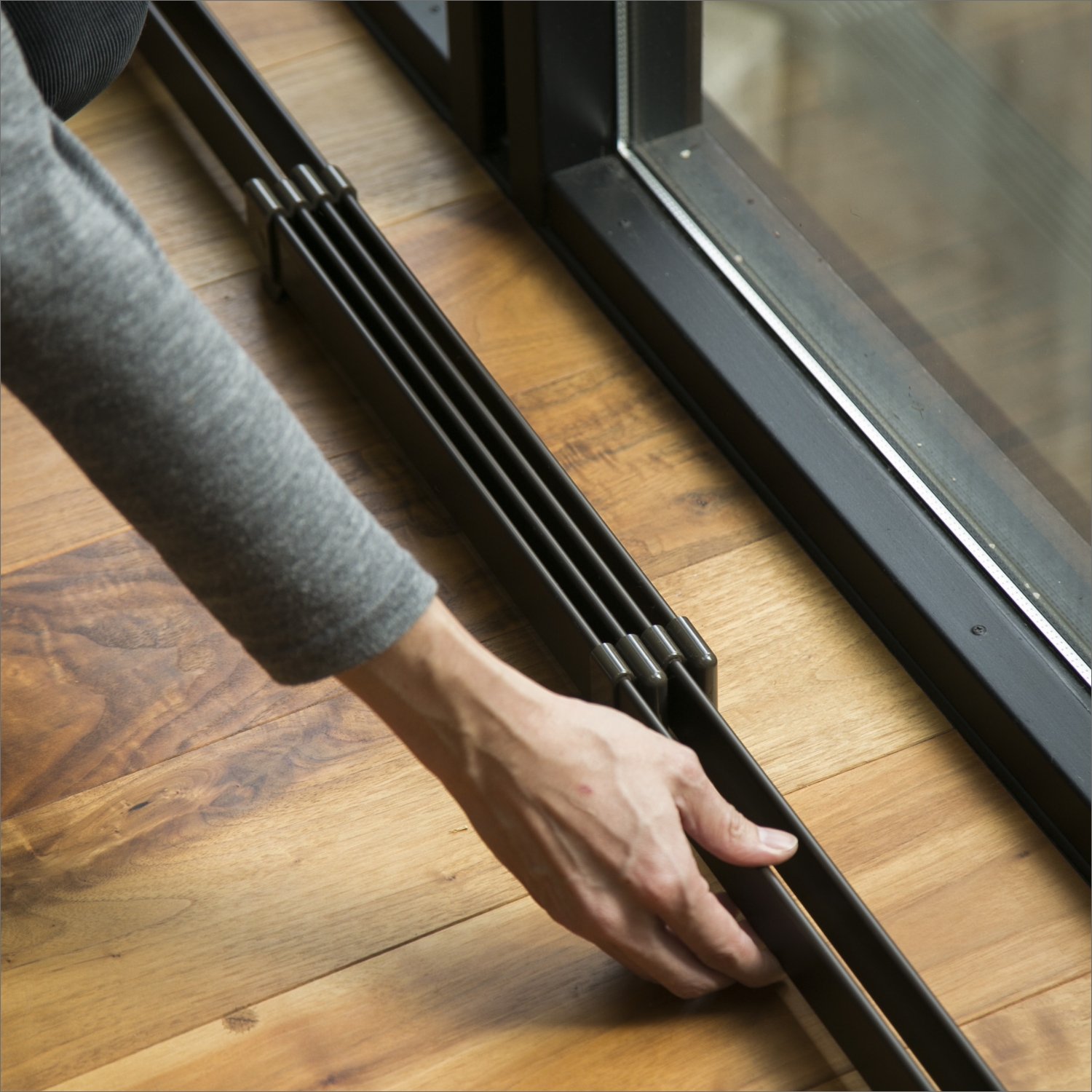 ウィンドーラジエーター 伸縮 90～120cm -窓からの冷気を防ぎ、足元や