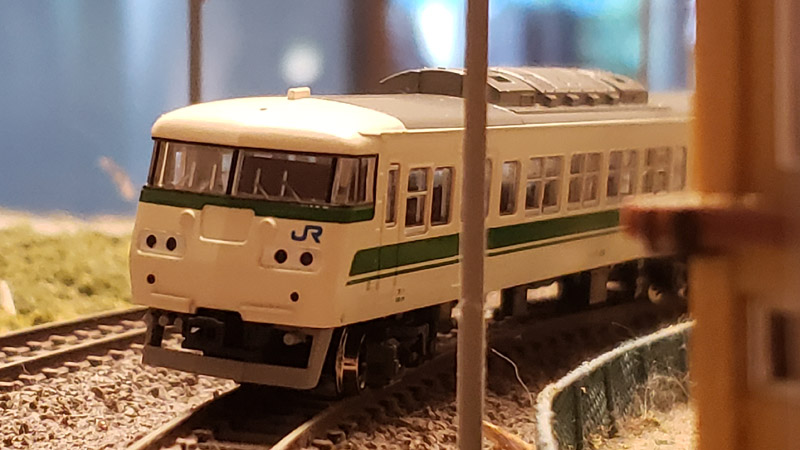 KATO 117系福知山線色(旧製品)に方向幕を入れてみた。 – 煤式自動連結器