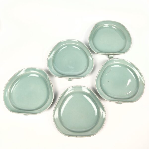 鍋島青磁三足変形皿 10枚組 – 古美術西川