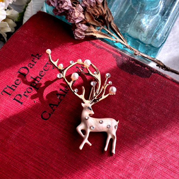 英国ヴィンテージ｜優雅な輝きをまとう鹿ブローチ|アクトン