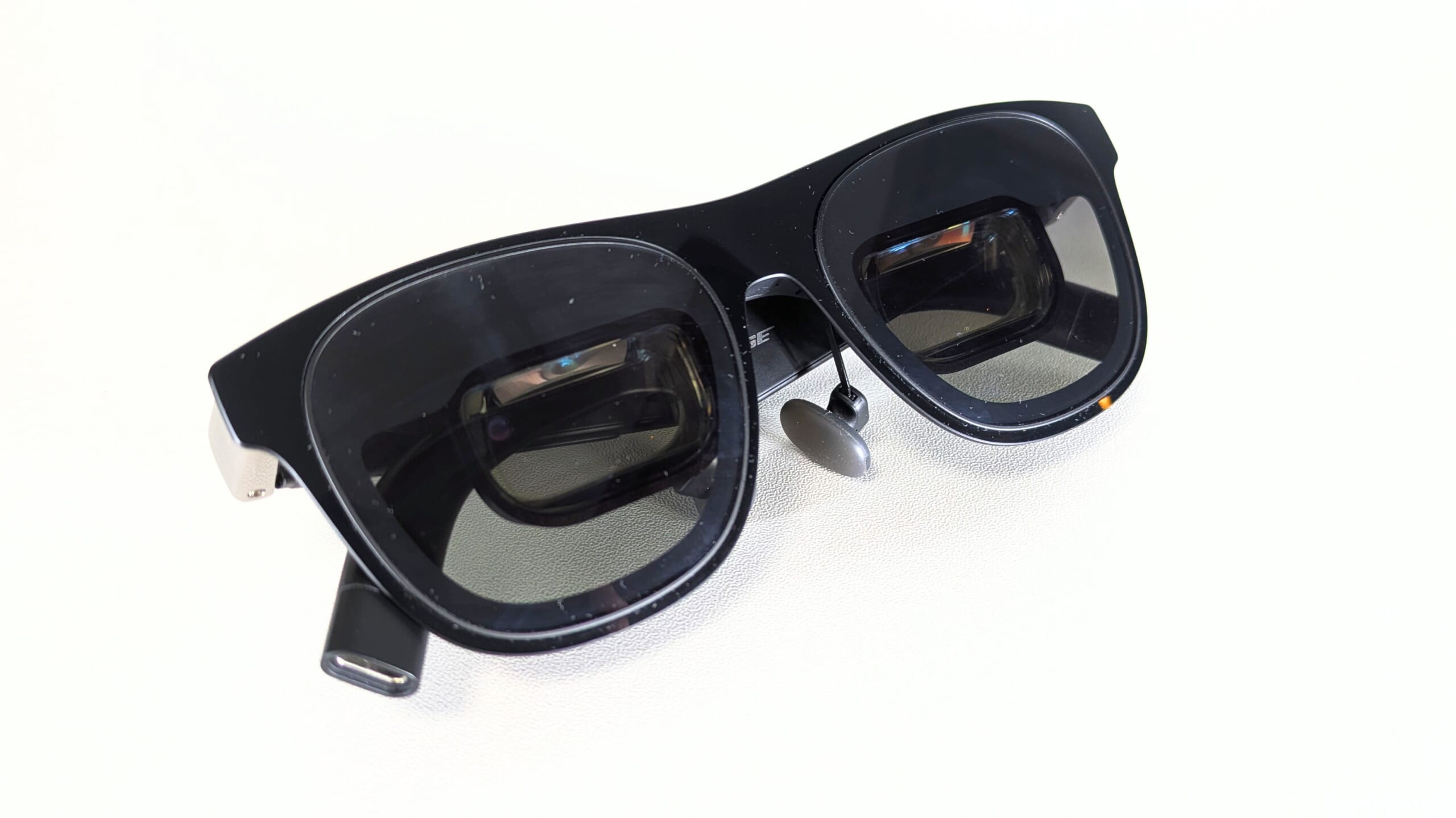 XREAL One Proレビュー！シリーズ最大画面＆反射減による没入感が魅力