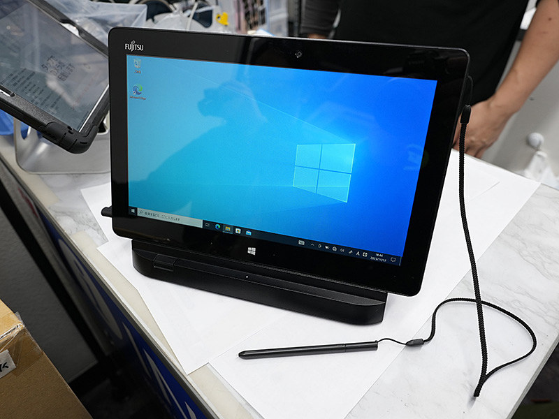 富士通のWindowsタブレットが7,980円から！クレードルやスタイラス付き