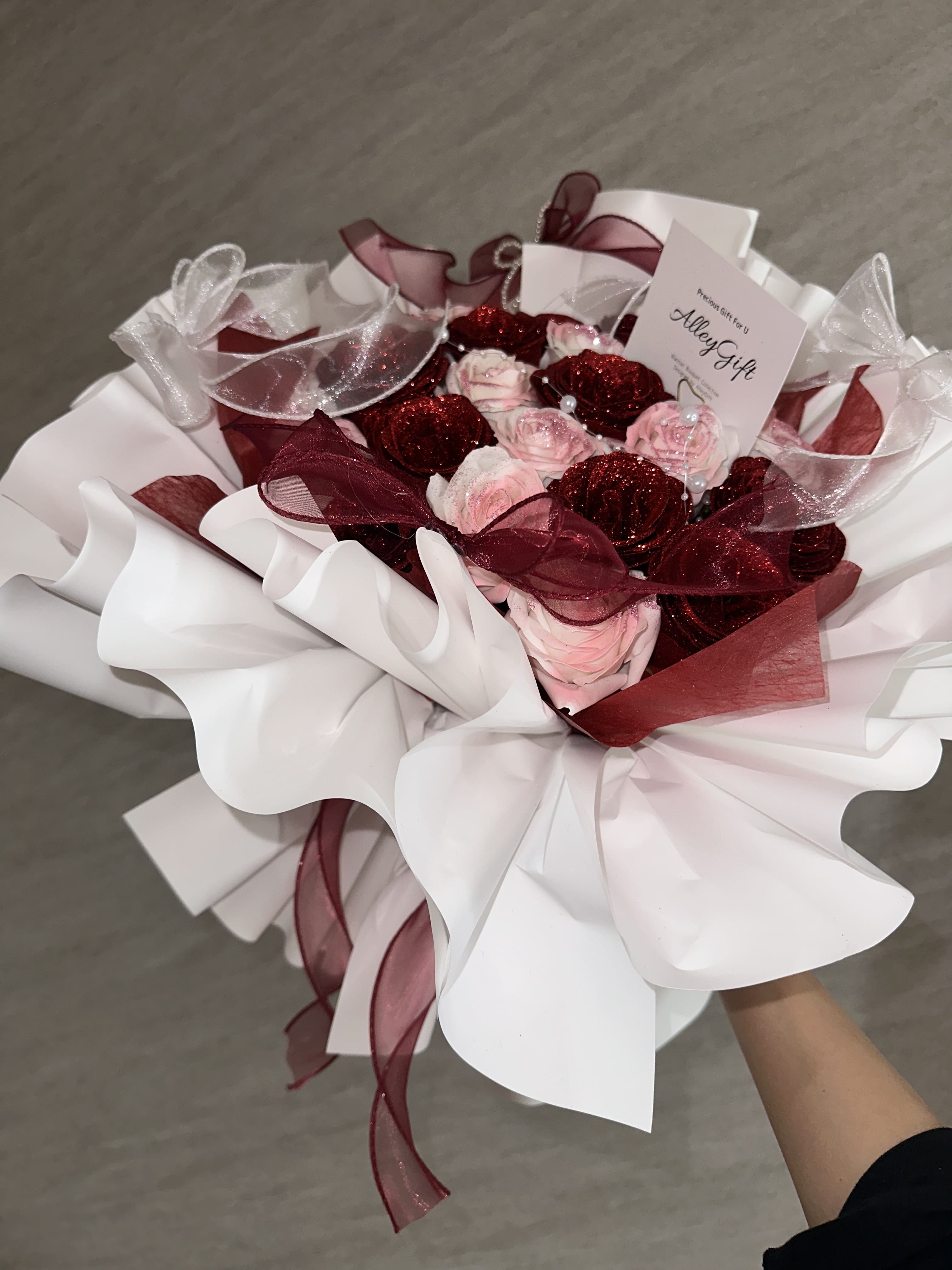 グリッターローズを24本使用 赤色ベースワンホンブーケ | 話題の花屋