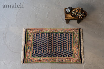 SMALL SIZEのヴィンテージラグ・トライバルラグ・手織りの絨毯