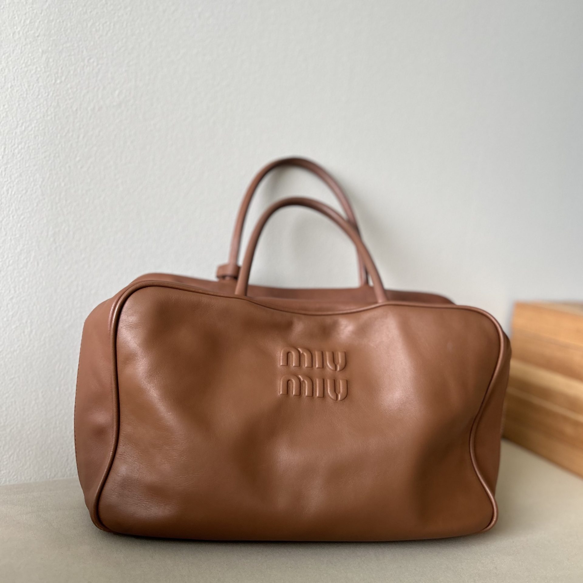 洗練された印象を導く、Miu Miuの「ボウリングバッグ」by 泉亜希子