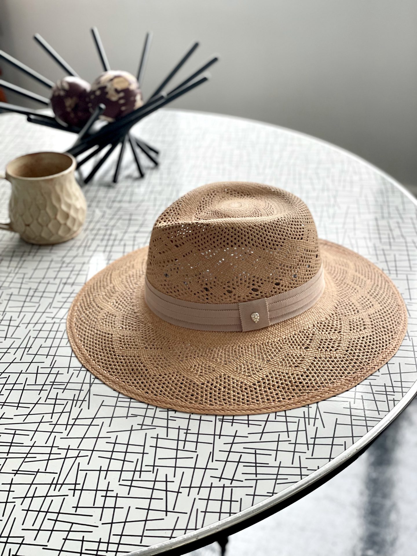 ヘレンカミンスキーのハット】気分が盛り上がる、夏のマストアイテム