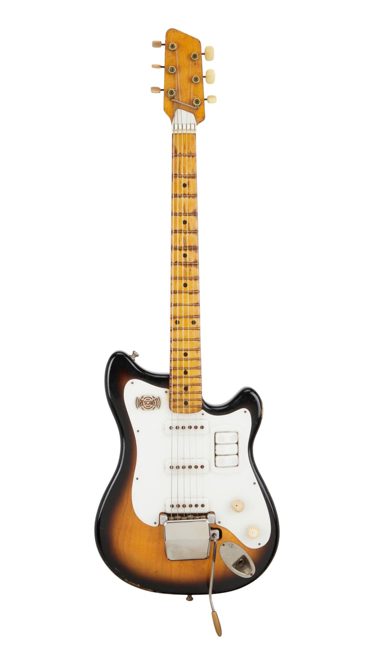 ジョージ・ハリスンがビートルズの初期に300以上の公演で演奏した