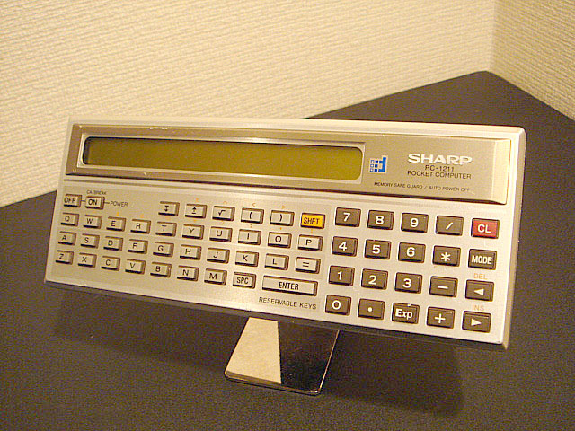 PC-1211ポケットコンピューター (Sharp) 1980年 | 古いハードに囲まれ