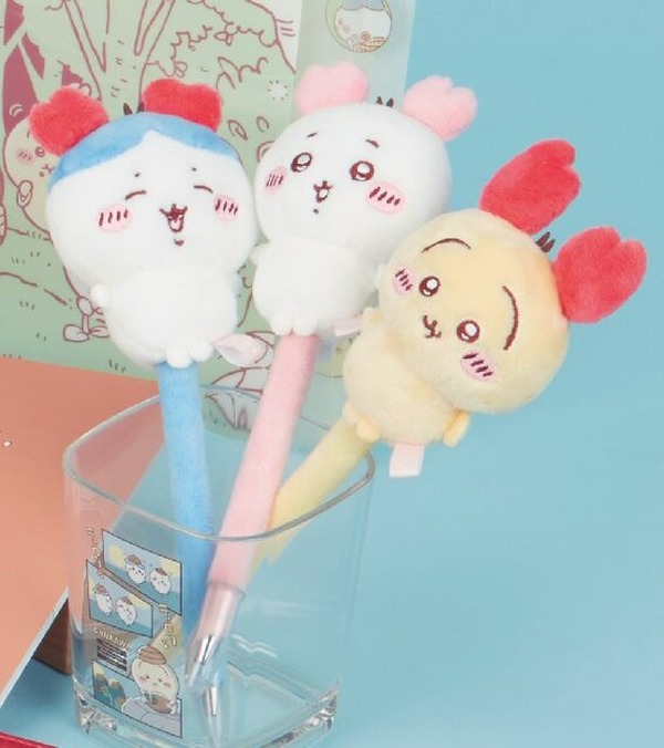 ちいかわ」激カワな“カニ耳ぬいぐるみ”付きボールペンも！お腹にメモを