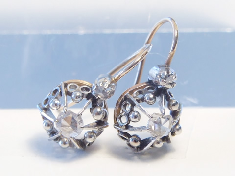 ホワイトクリスタルガラス アンティークゴールドスタッドピアス