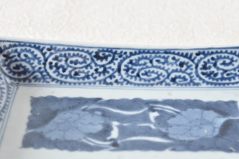 古伊万里 染付 蛸唐草 富貴長春 長皿 - 生活骨董と古布のアンティーク
