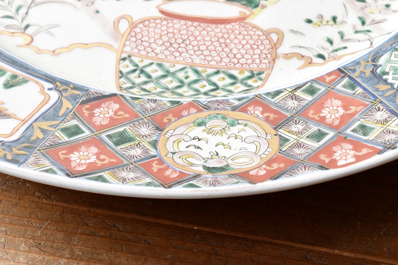 古伊万里 色絵 壺に菊花 生け花の図 亀甲模様に龍 45.5㎝ 大皿 - 生活