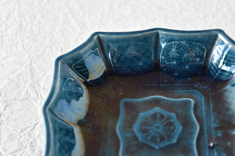 淡路 珉平焼 民平 イゲ型 陽刻 青変形小皿 豆皿 - 生活骨董と古布の