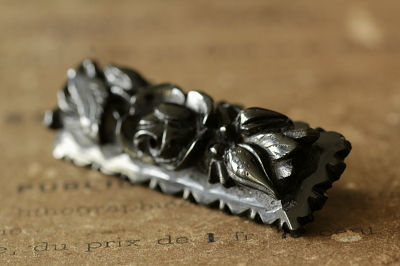 ウィットビージェットブローチ 薔薇ローズ ヴィクトリアン