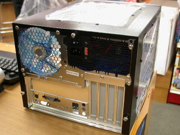 ASCII.jp：おかもち仕様!? APEVIAからmicroATXマザー搭載可能な