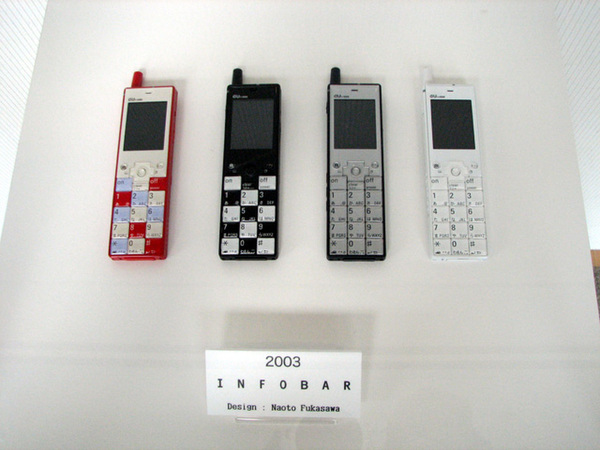 ASCII.jp：KDDI、デザインケータイ「INFOBAR 2」を11月下旬に発売 (1/2)