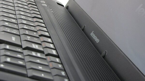 ASCII.jp：Lenovo G560 (1)──シンプルなお手頃価格スタンダード