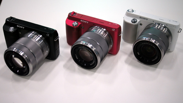 ASCII.jp：自分撮りもできちゃう！ 大幅機能UPのソニー「NEX-F3」