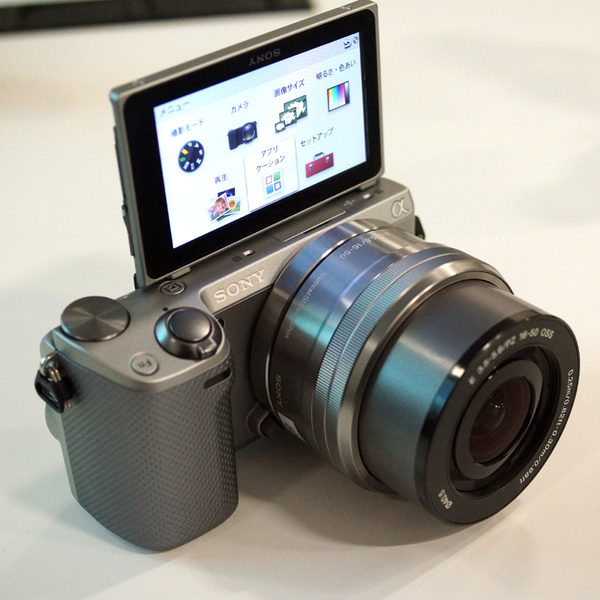 ASCII.jp：無線LAN内蔵のミラーレス一眼「NEX-5R/6」が発売に (1/2)