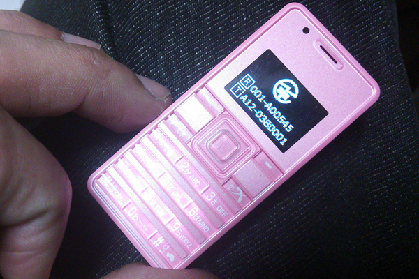 ASCII.jp：超小柄ながらも高性能な「ストラップフォン2」を使う理由 (1/2)