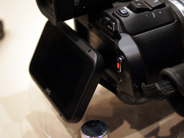 ASCII.jp：“ネオ一眼”っぽいけどビデオカメラ！ JVC「GC-P100」