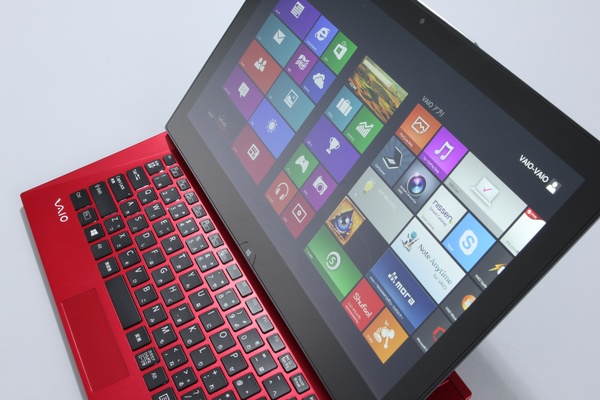 ASCII.jp：圧倒的存在感―最強の「VAIO Duo 13 | red edition」を