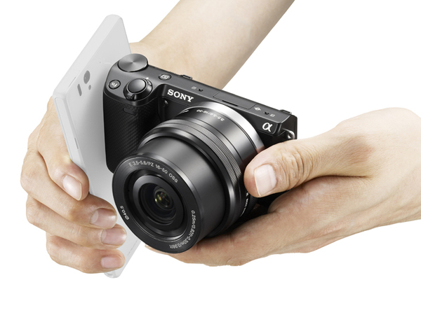 ASCII.jp：NFCでスマホと簡単につながるミラーレス一眼「NEX-5T」