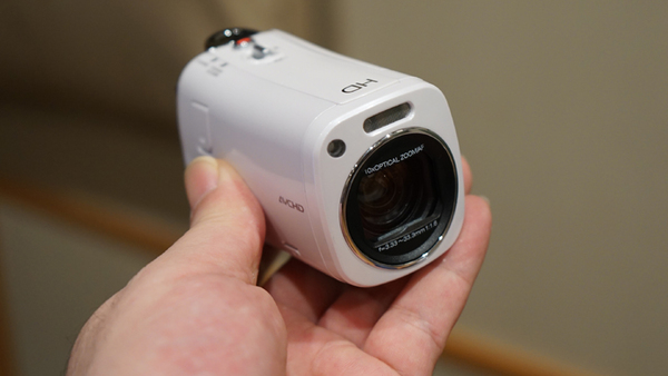 ASCII.jp：画質は高級機並み！ 世界最小の「Everio GZ-N1」に触った！