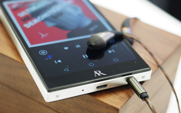 ASCII.jp：「素直にいい」と思えるハイレゾ機、AR-M20で時間を忘れた (1/3)