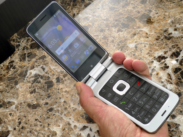 ASCII.jp：ZTEの折りたたみ型ガラホ「CYMBAL-T」は日本でも発売して