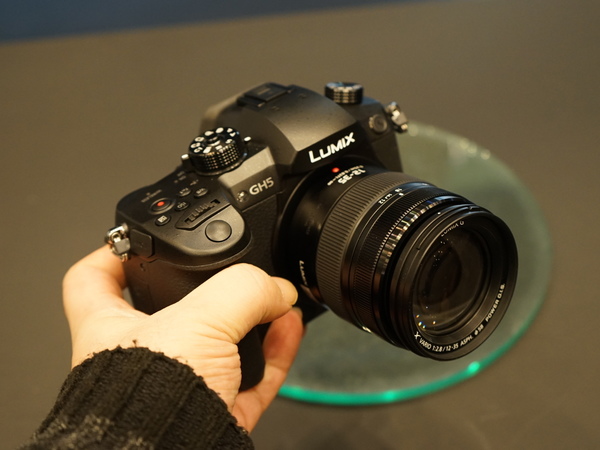 ASCII.jp：パナソニックのフラッグシップ一眼「LUMIX GH5」に触ってきた！