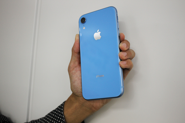 ASCII.jp：iPhone XR開封フォトレポ、鮮やかなブルーがいい感じ！