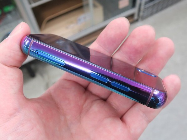 ASCII.jp：グラデーションカラーの3型（！）小型スマホが入荷