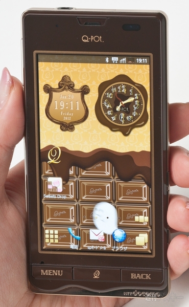 甘～くとろける板チョコスマホ『Q-pot.Phone』の実機詳細レポ！ Q-pot