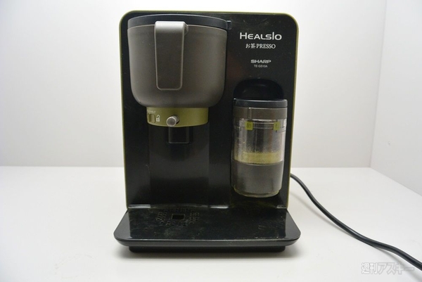 ヘルシオお茶プレッソ』でつくった20ミクロンの粉末茶をスイーツにかけ