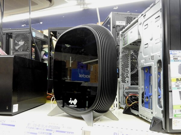 ASCII.jp：縦置き・横置き両対応の小型デザインケース「B1」がIn Win