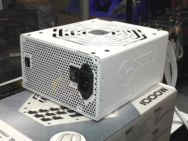 ASCII.jp：1000WでセミファンレスのPLATINUM認証電源、白色モデルもあり