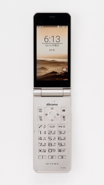 潔いシンプルさと使いやすさが魅力の 「arrows ケータイ ベーシック F