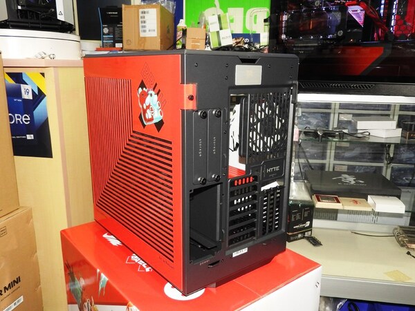 ASCII.jp：全世界限定3000台！ VTuber「Hakos Baelz」のPCケースが